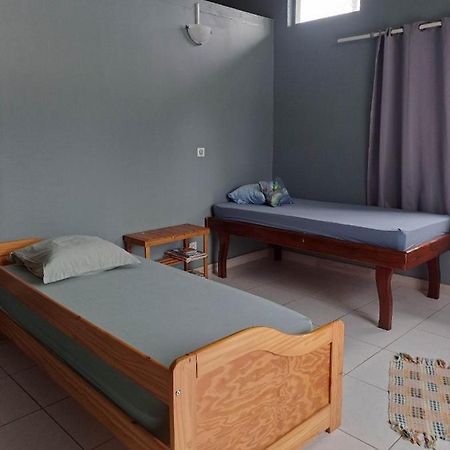 Laure Hebergement Loue Des Lits En Dortoir Hostel Faaa Exterior photo